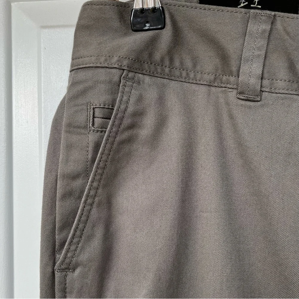•Banana Republic Factory•  NWT Ryan Fit Taupe Chino Pants - Size 8 - Picture 3 of 10